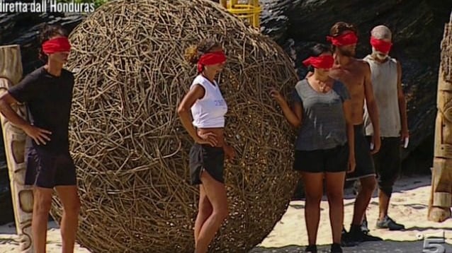 Isola dei Famosi, la battutina di Bettarini: "Malena è la migliore nelle posizioni"