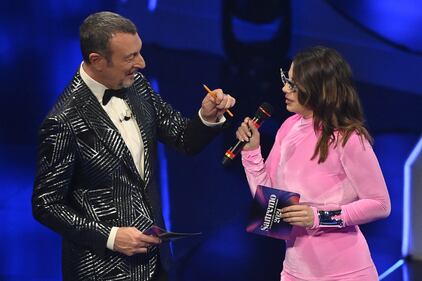 Sanremo 2024: ecco il look della terza serata del Festival di Emma  5