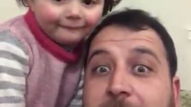 Siria, ridere sotto le bombe: così il papà inventa il gioco per non spaventare la figlia