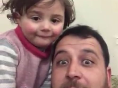 Siria, ridere sotto le bombe: così il papà inventa il gioco per non spaventare la figlia