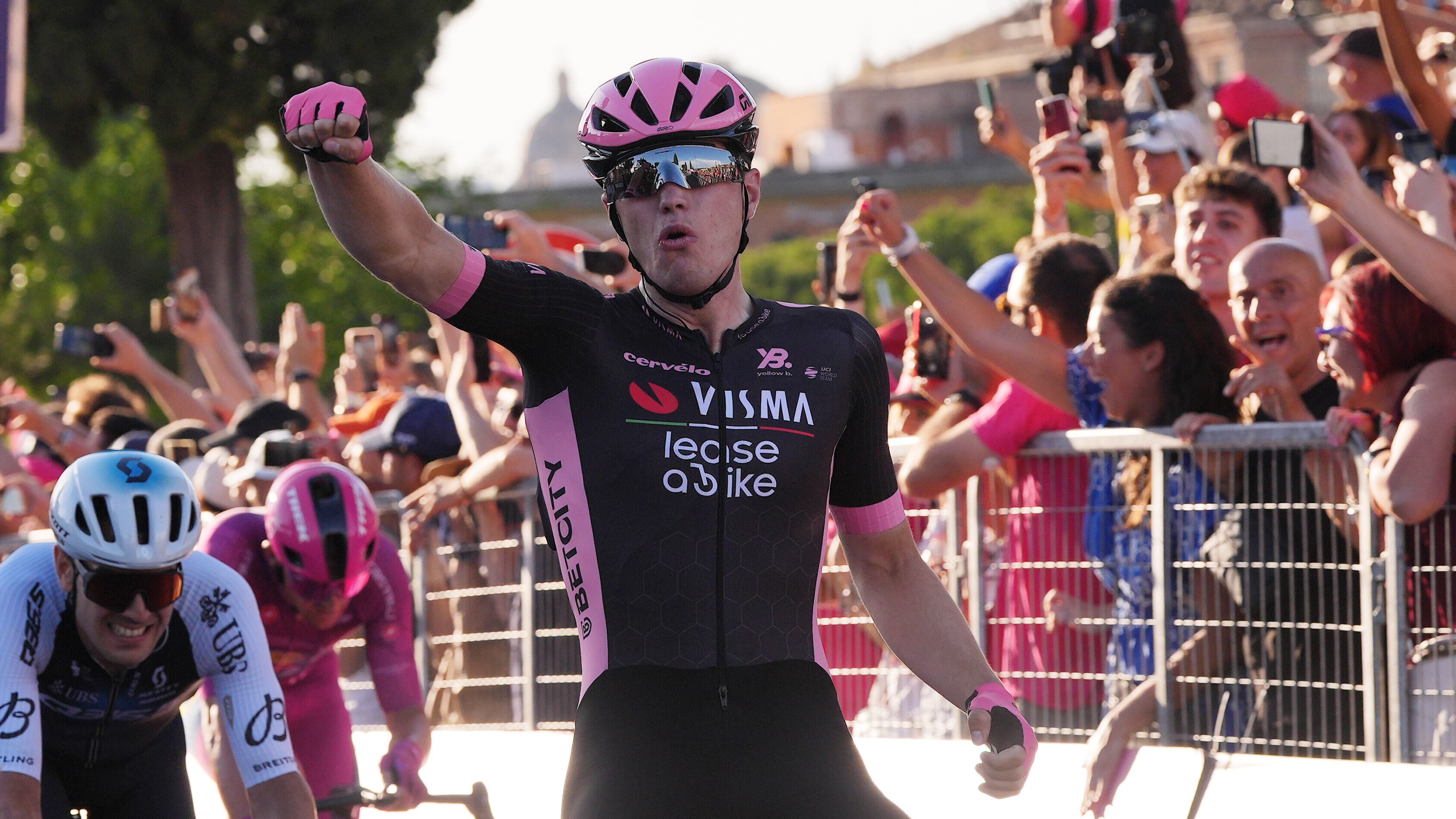 Giro d’Italia, parata trionfale per Simon Yates. L’ultima volata al Circo Massimo a Kooij