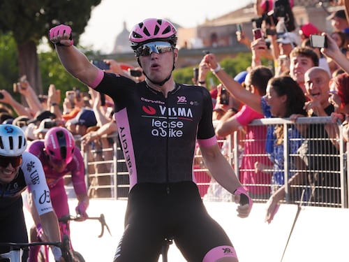 Giro d’Italia, parata trionfale per Simon Yates. L’ultima volata al Circo Massimo a Kooij
