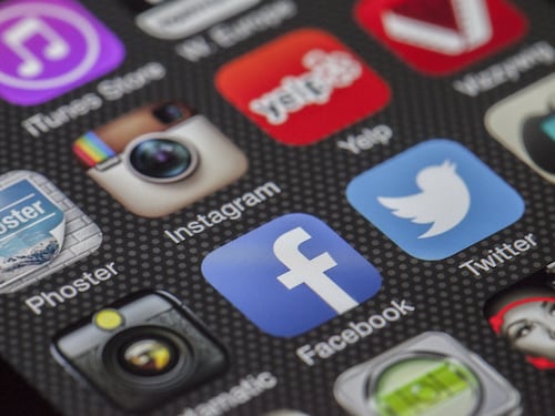 Il piano del governo sugli influencer: fino a 5 anni per l'istigazione sul web