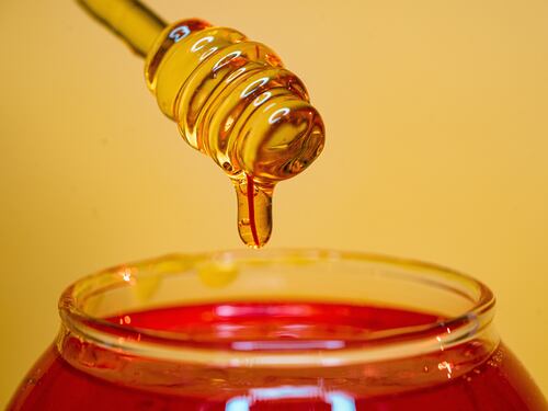 Scoppia la guerra del miele: cosa rischiano i vasetti in vendita supermercato