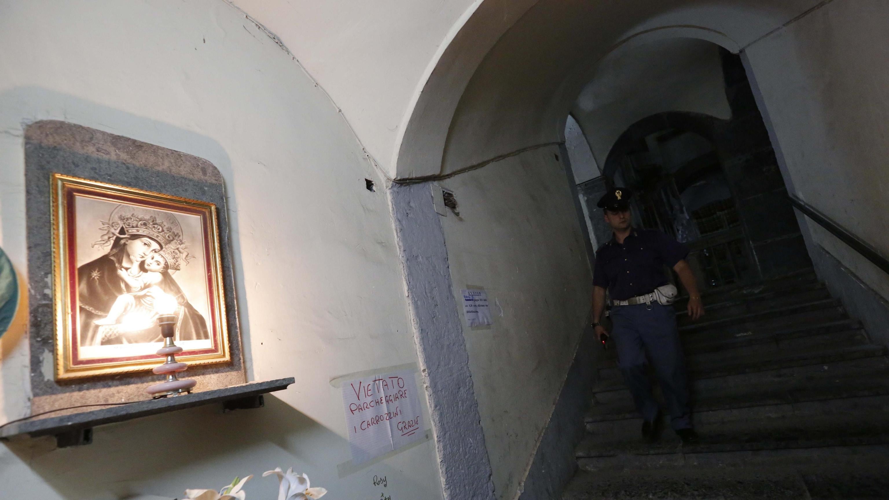 Napoli, massacrata di botte e chiusa nel sacco dei rifiuti