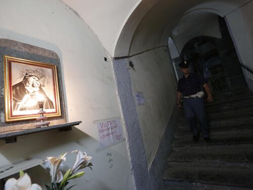Napoli, massacrata di botte e chiusa nel sacco dei rifiuti