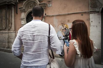 Nel murales romano Papa Francesco si bacia con Trump 5