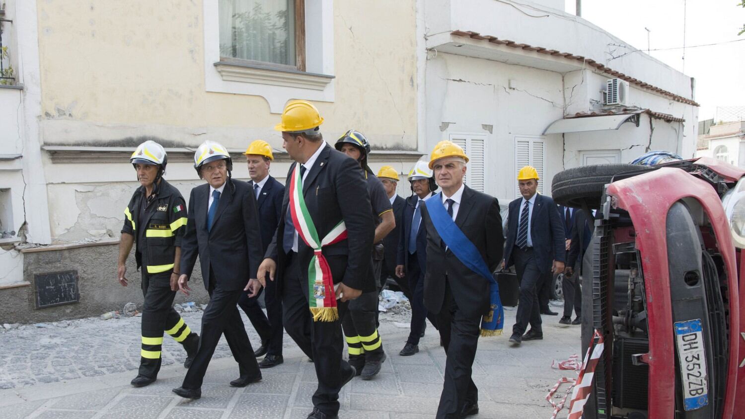 Mattarella visita Ischia: "Hanno impedito alla polizia di farsi riconoscere"