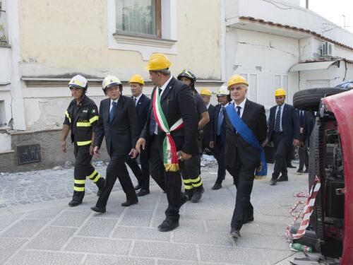 Mattarella visita Ischia: "Hanno impedito alla polizia di farsi riconoscere"