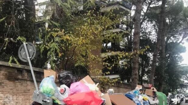 Caos rifiuti nella Capitale: sulle discariche continua il braccio di ferro tra Raggi e Zingaretti