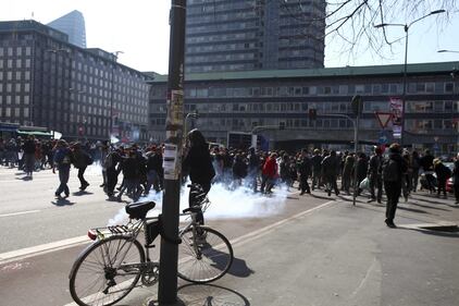 Milano, scontri tra i manifestanti e le forze dell'ordine 11
