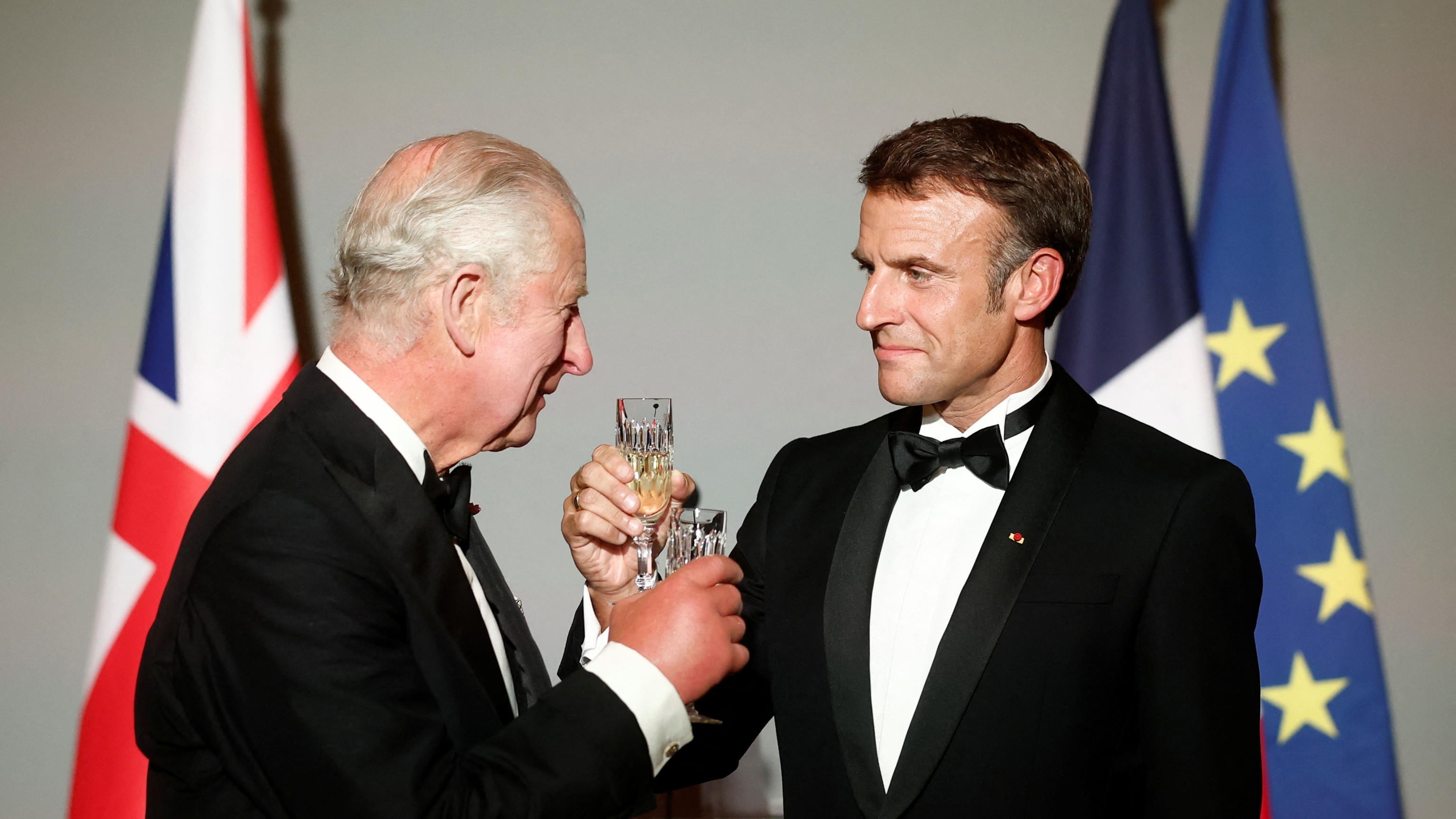 Gli Champs-Élysées e la cena di gala a Versailles: Macron cerca di impressionare Carlo III