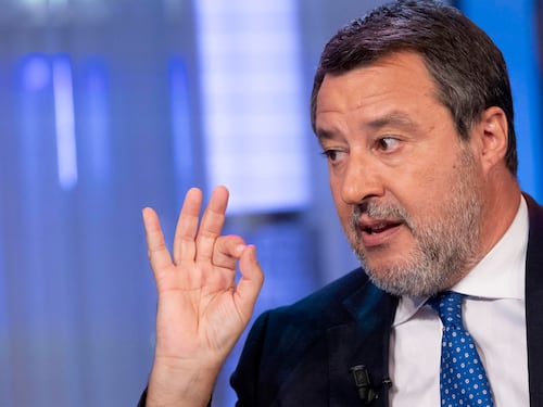 “O ti rassegni o ti attrezzi? Non parlavo dei cittadini”. Salvini smonta la fake news sui carburanti