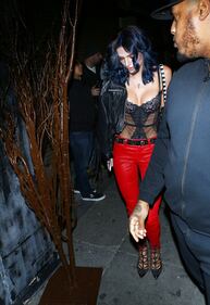 Bella Thorne cambia look. Ora i capelli sono blu 3