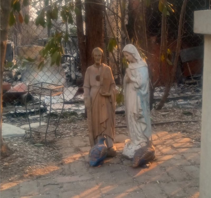 Altre due statue ritrovare completamente illese nonostante il fuoco abbia distrutto tutte le case intorno