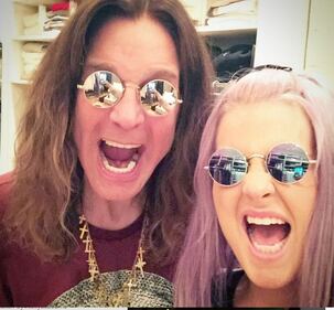 Kelly Osbourne in giacca di pelle e slip per lanciare il nuovo progetto televisivo 3