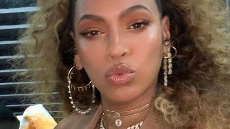 Beyonce è di nuovo incinta? Gli indizi nelle ultime foto social