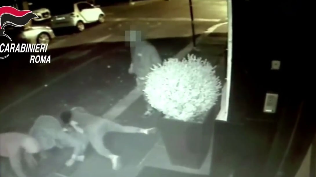 Arancia in bocca per non farlo urlare: turista pestato a Roma da 4 egiziani
