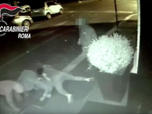 Arancia in bocca per non farlo urlare: turista pestato a Roma da 4 egiziani
