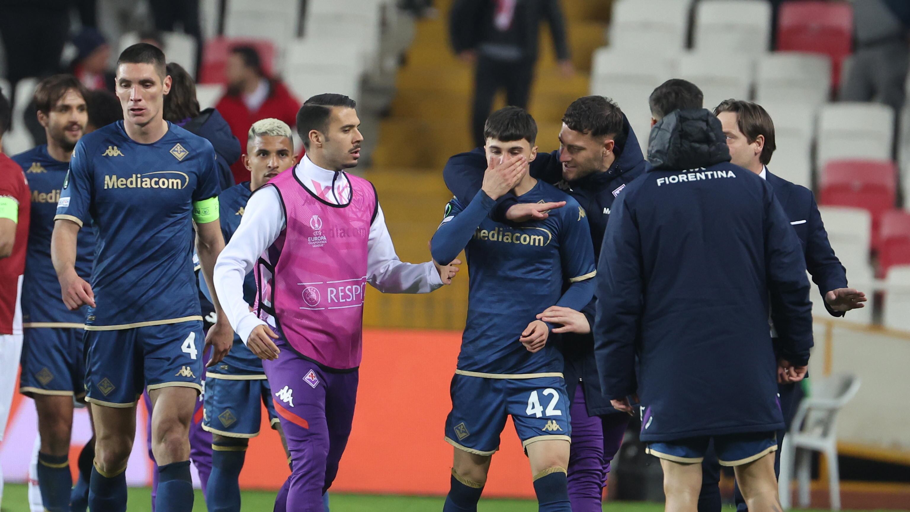 Pugno in faccia e naso fratturato: Bianco aggredito in campo da un tifoso turco