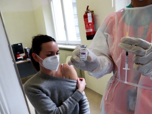 Il piano vaccinale di Draghi: "La prima dose a tutti"