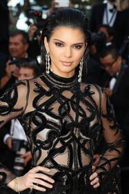 Kendall Jenner sfila sul red carpet di Cannes 8