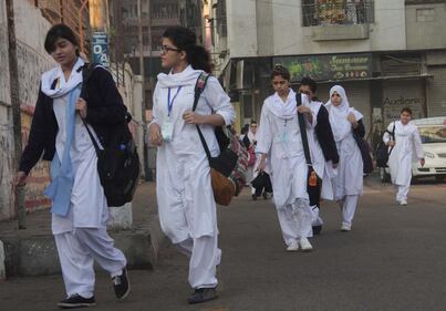 Peshawar, tornano in classe gli studenti della scuola colpita dai talebani 6