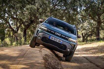 Dacia Duster 2024: guarda la gallery del nuovo SUV, anche ibrido o GPL 8