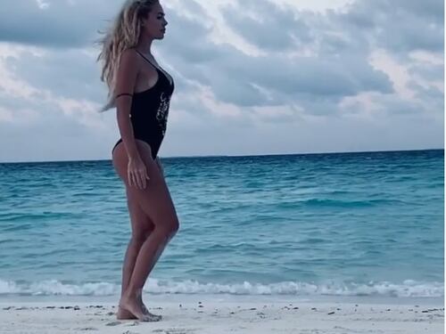 Ilary Blasi fa yoga in spiaggia, il web: "A testa in giù, ma te... restano su"