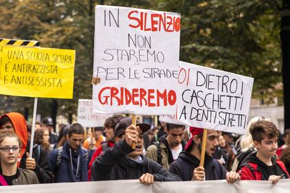Manifestazione contro il governo: slogan e striscioni degli studenti di Torino 9