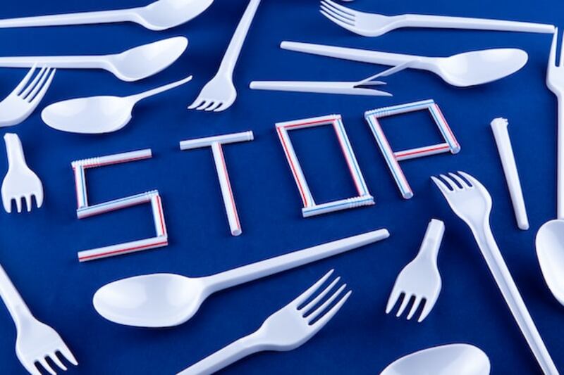 Posate e cannucce di plastica