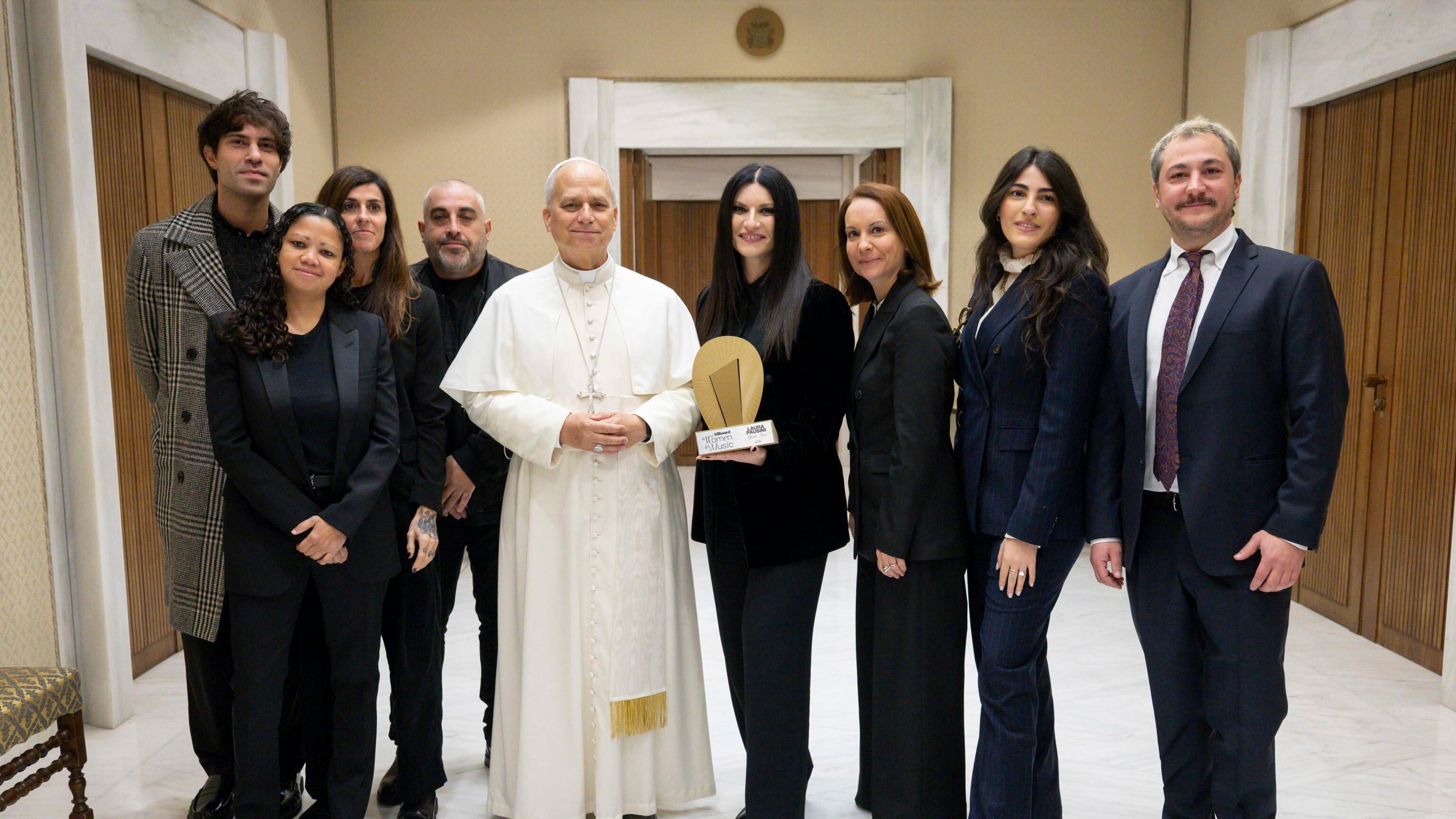 Papa Leone XIV riceve Laura Pausini in Vaticano: "Io e il mio segretario Edgar siamo suoi fan da sempre"
