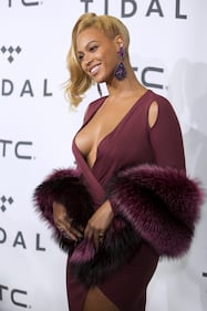 Beyoncé Knowles, seno in vista e scollo mozzafiato a New York 34