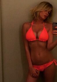 Federica Pellegrini in costume con Alessia Marcuzzi 2