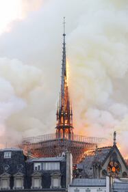 Parigi, la cattedrale di Notre Dame in fiamme 2