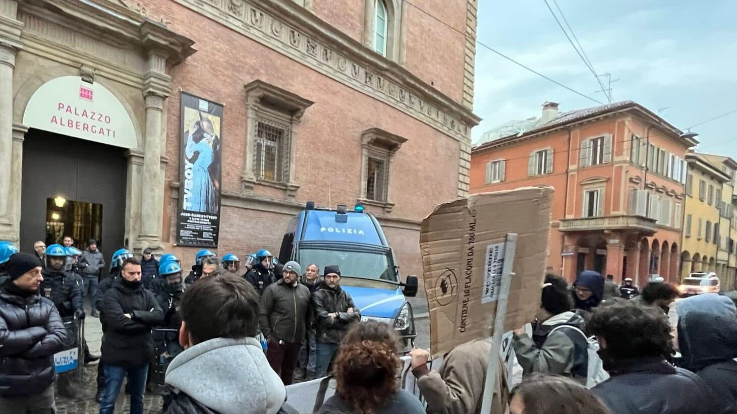 "Meloni not welcome". E il collettivo aggredisce la Digos