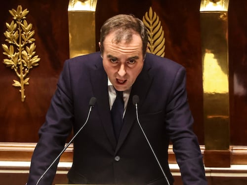 Lecornu si salva con le pensioni. "Nessuna riforma fino al voto"