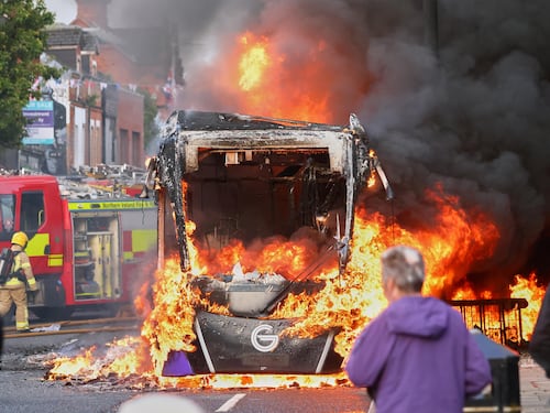 Belfast, la città a ferro e fuoco. "Un pogrom contro gli stranieri"