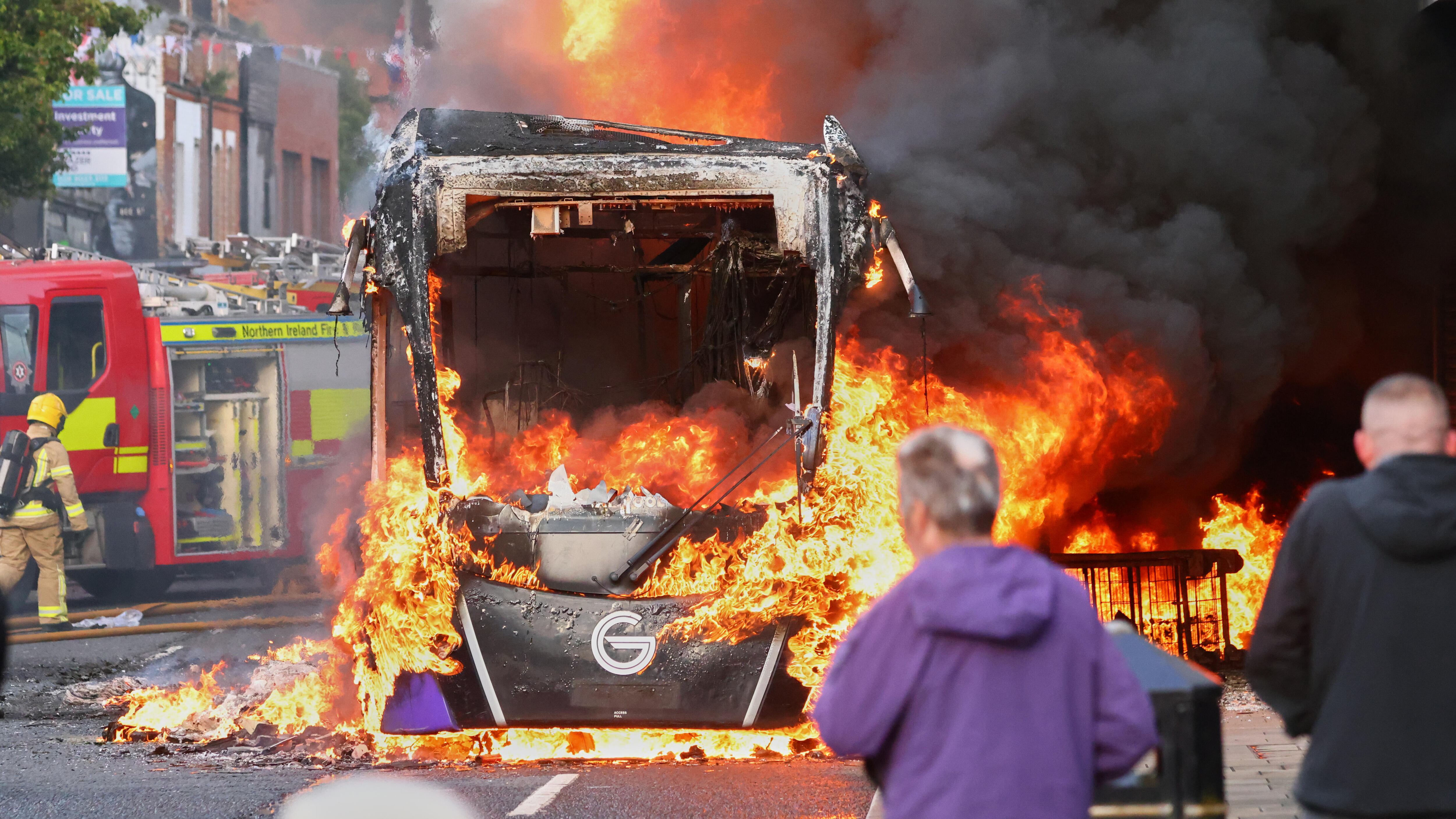 Belfast, la città a ferro e fuoco. "Un pogrom contro gli stranieri"