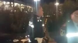 Napoli, il vigile occupa il posto dei disabili, il cittadino lo filma e l'agente s'infuria