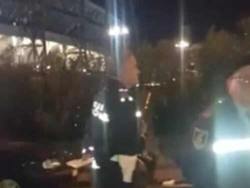 Napoli, il vigile occupa il posto dei disabili, il cittadino lo filma e l'agente s'infuria