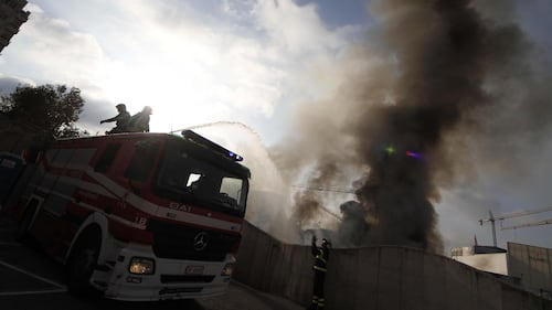 Napoli, grande incendio nell'ex campo rom di Parco Marinella 4
