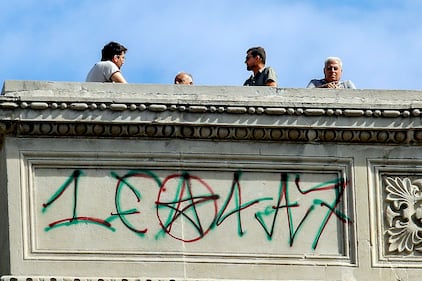 Lo sfregio dei vandali alla Galleria Vittorio Emanuele II 9