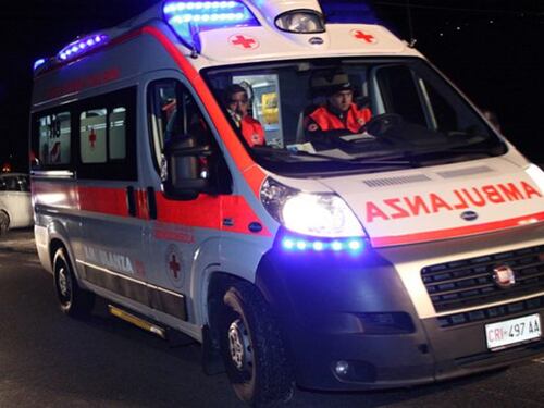Minorenne si lancia nel vuoto, un uomo la prende al volo e la salva