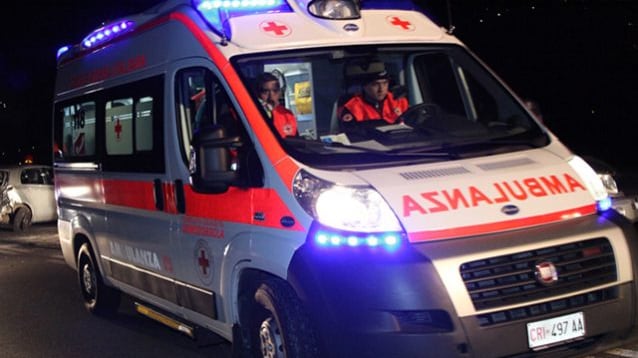 Minorenne si lancia nel vuoto, un uomo la prende al volo e la salva