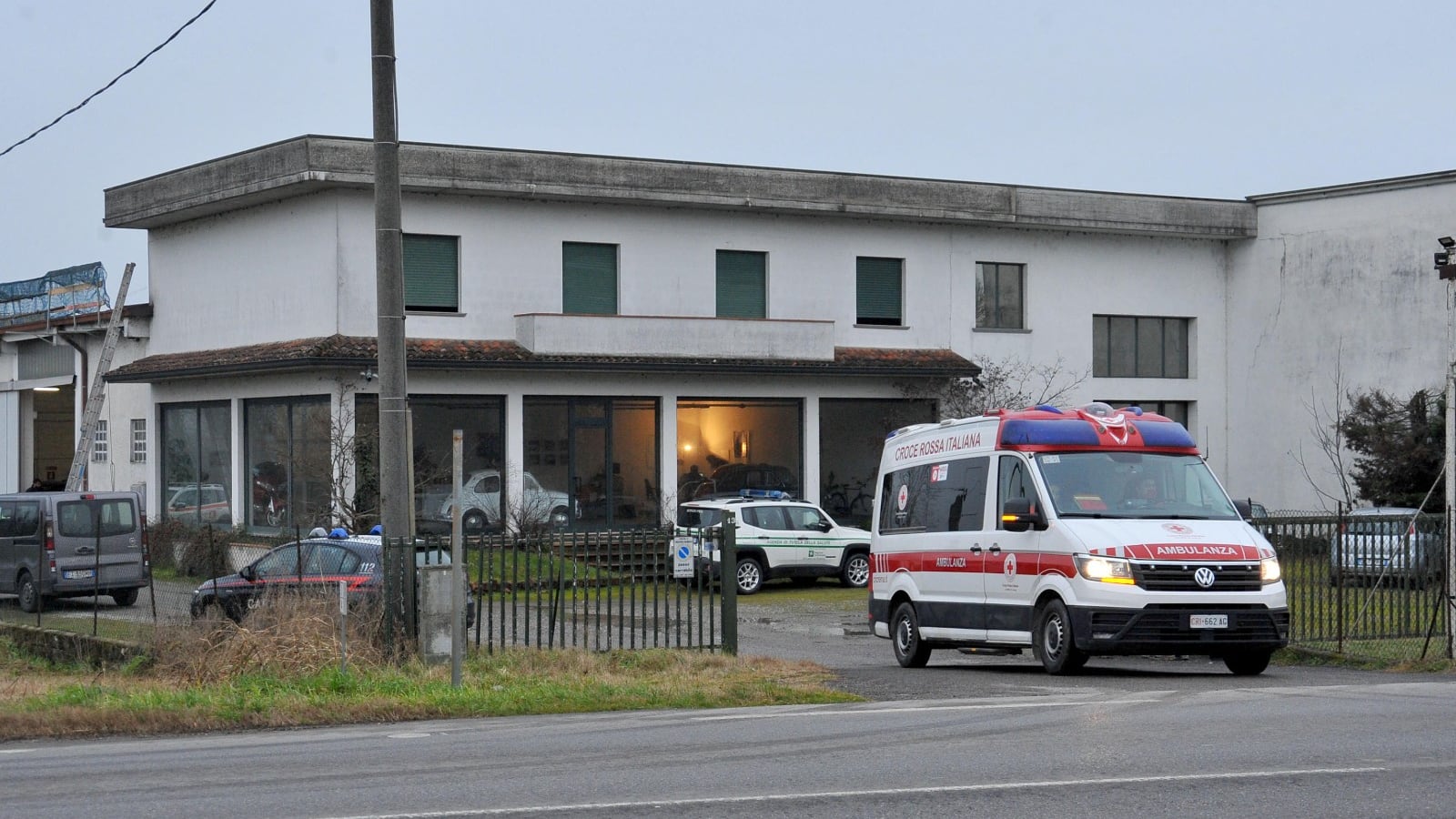 Studente 13enne accoltella la prof al collo. Sulla maglietta la scritta "Vendetta", la scena ripresa col cellulare. Sequestrato materiale in casa: potrebbe essere esplosivo