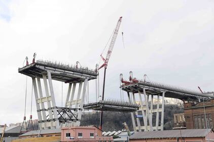 Ponte Morandi, le immagini della demolizione della trave tampone 2