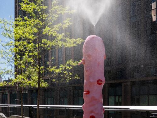 La fontana fallica sconvolge New York: è polemica