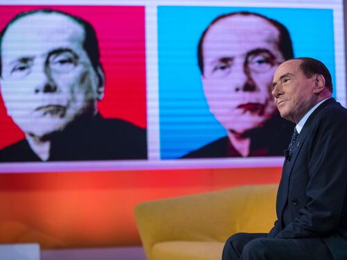 "Ha costruito la storia dell'Italia moderna": i giornali stranieri ricordano Berlusconi