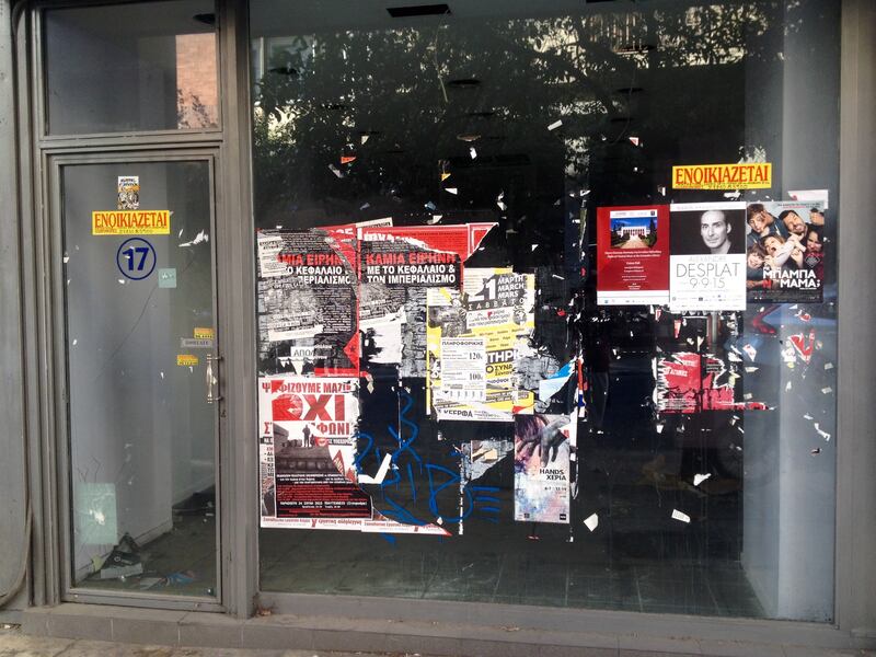 Atene, tra vetrine chiuse e ispettori del fisco 3